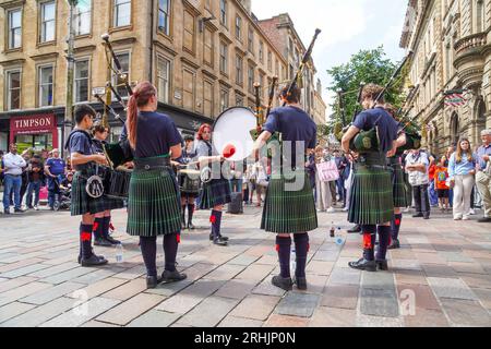 Glasgow, Großbritannien. Aug. 2023. Zwei Tage vor Beginn der 20. Auflage des Glasgow International Piping Festivals können Besucher der Stadt Glasgow Restaurants und Cafés im Freien besuchen, während Pfeifenbands kostenlose Straßenaufführungen geben. Credit Credit: Findlay/Alamy Live News Stockfoto