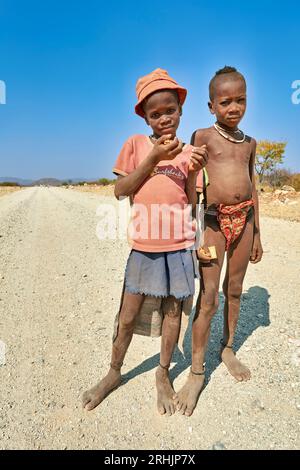 Namibia. Porträt zweier Jungen der Zemba Bantu-Volksgruppe in der Region Kunene Stockfoto