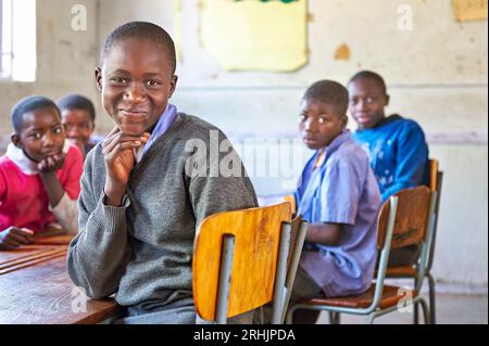 Namibia. Potrtrait eines Schülers in einem männlichen Klassenzimmer in Rundu, Region Kavango Stockfoto