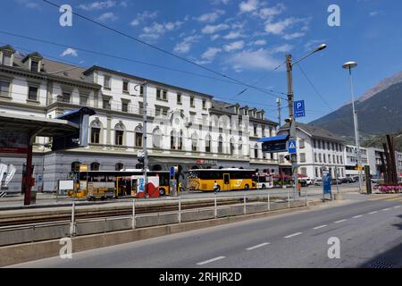 BRIG, SCHWEIZ, 17. JULI 2023: Blick auf den Hauptbahnhof der Stadt Brig in der Schweiz. Es ist ein wichtiger Eisenbahnknotenpunkt in der Municip Stockfoto