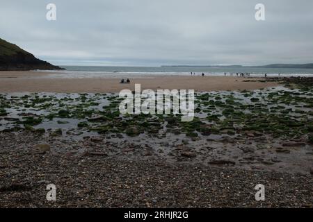 Manorbier Beach an einem düsteren Abend Stockfoto