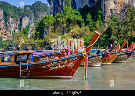 Thailand, Provinz Krabi, Thailand, Provinz Krabi, Langboot am Railay Beach Stockfoto
