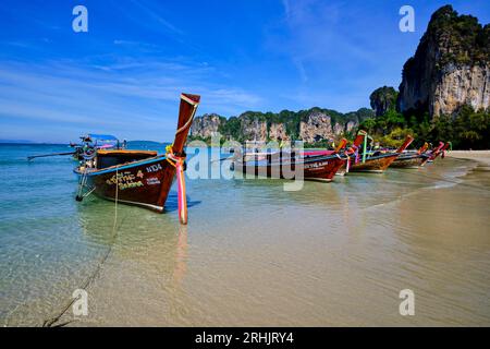 Thailand, Provinz Krabi, Thailand, Provinz Krabi, Langboot am Railay Beach Stockfoto