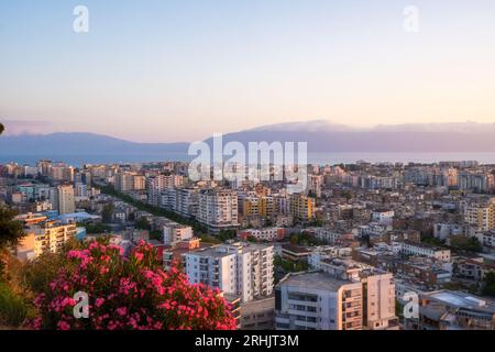 Albanien-Vlora- Stadtbild vom Hügel Kuzum Baba aus gesehen Stockfoto