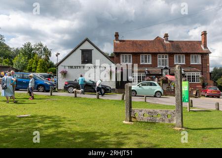 Das Trusty Servant Inn in Minstead, einem Dorf im New Forest in Hampshire, England, mit alten Holzbeständen auf dem Dorfgrün Stockfoto