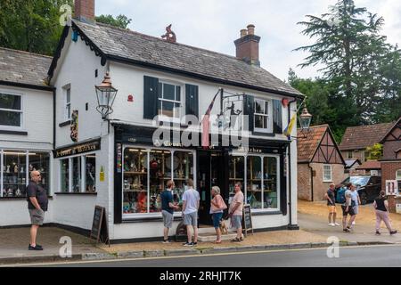 Leute, die im Sommer in ungewöhnlichen unabhängigen Geschäften in Burley Village im New Forest National Park, Hampshire, England, Großbritannien suchen Stockfoto