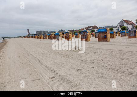 Überdachte Strandliegen aus Korbgeflecht am Strand des deutschen Dorfes Laboe Stockfoto