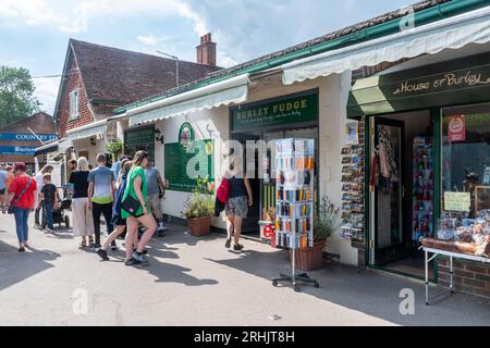 Touristen, die während der Sommerferien in Burley Village im New Forest National Park einkaufen, Hampshire, England, Großbritannien Stockfoto