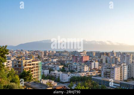 Albanien-Vlora- Stadtbild vom Hügel Kuzum Baba aus gesehen Stockfoto