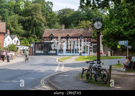 Gedenkuhr im Burley Village Centre, New Forest National Park, Hampshire, England, Großbritannien Stockfoto