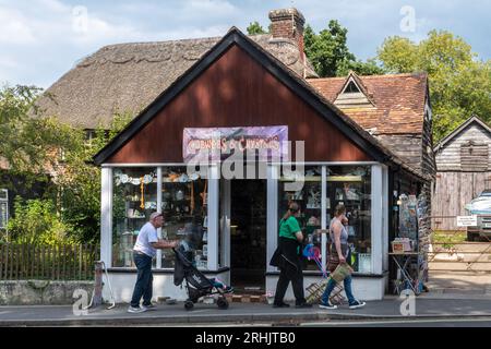 Leute, die im Sommer in ungewöhnlichen unabhängigen Geschäften in Burley Village im New Forest National Park, Hampshire, England, Großbritannien suchen Stockfoto