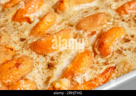 Clafoutis französischer Kuchen mit Aprikosen-Nahaufnahme Stockfoto