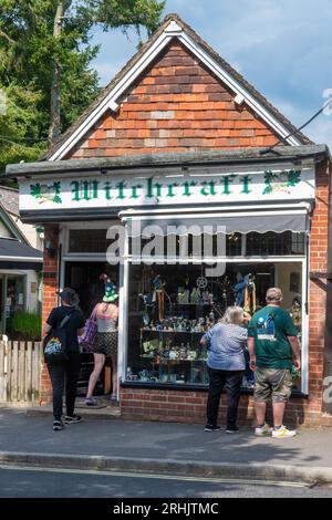 Leute, die im Sommer in ungewöhnlichen unabhängigen Geschäften in Burley Village im New Forest National Park, Hampshire, England, Großbritannien suchen Stockfoto