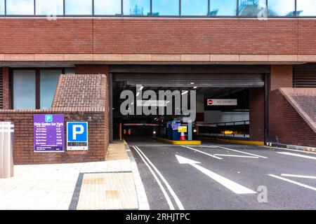 Eintritt in den Parkplatz des Wolverhampton Civic Centre mit Preisen, die auf einem Schild an der Wand angezeigt werden, wenn Sie eintreten. Stockfoto