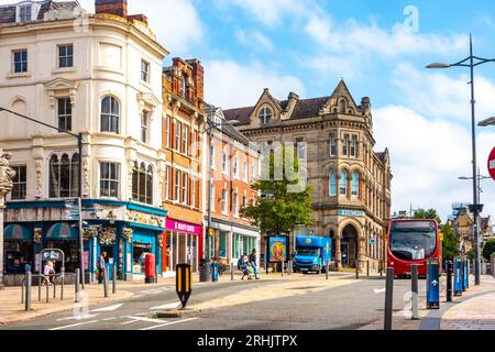 Blick auf die Geschäfte und Gebäude auf dem Queen Square im Stadtzentrum von Wolverhampton, gesehen im August 2023. Stockfoto