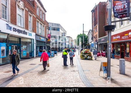 Blick auf die Dudley Street im Stadtzentrum von Wolverhampton. Polizeibeamte treffen sich mit Mitgliedern der Öffentlichkeit. Stockfoto