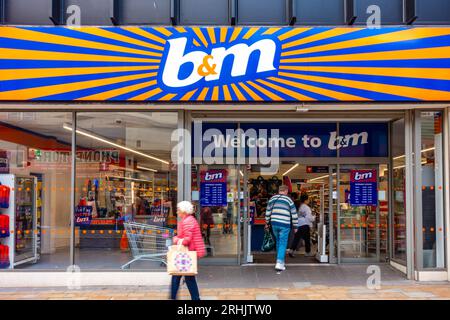 Das B&M-Geschäft in der Dudley Street in Wolverhampton, Großbritannien Stockfoto