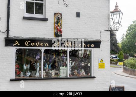 Ein Geschäft namens Hexenzirkel in Burley, einem beliebten Dorf mit Touristen im New Forest National Park, Hampshire, England, Großbritannien Stockfoto