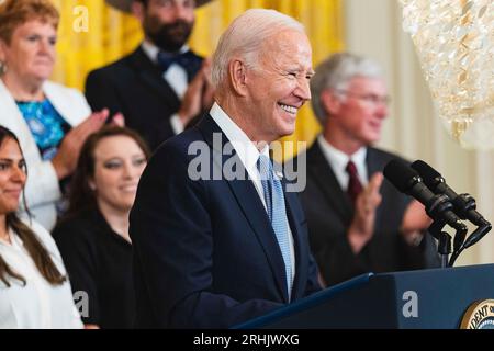 Washington, Vereinigte Staaten Von Amerika. Aug. 2023. Washington, Vereinigte Staaten von Amerika. August 2023. US-Präsident Joe Biden hält Bemerkungen zum Jahrestag des Inflationsreduktionsgesetzes während einer Veranstaltung im East Room of the White House, 16. August 2023, in Washington, DC. Credit: Adam Schultz/White House Photo/Alamy Live News Stockfoto