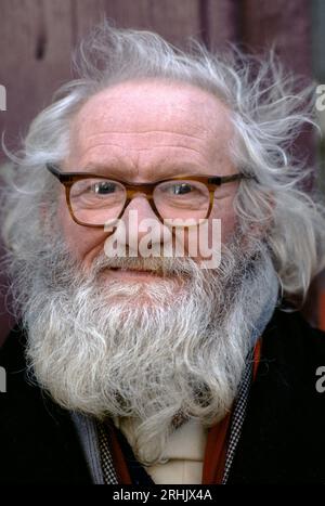 Ein alter Obdachloser mit einem großen, unordentlichen weißen Bart. London, England um die 1995 1990er Jahre UK HOMER SYKES Stockfoto