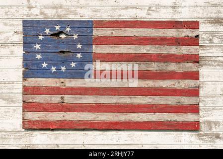 Bemalte hölzerne koloniale amerikanische Flagge auf alter Scheune. Franklin Grove, Illinois, USA. Stockfoto