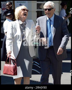 Bild ©lizenziert an Parsons Media. 17.08.2023. London, Vereinigtes Königreich. Sir Michael Parkinson stirbt. Datei Bild aufgenommen Bild 03.07.2014. London, Vereinigtes Königreich. Michael und Mary Parkinson treffen am 10. Tag bei der Wimbledon Tennis Championship ein. Bild von Andrew Parsons / Parsons Media Credit: andrew Parsons/Alamy Live News Stockfoto