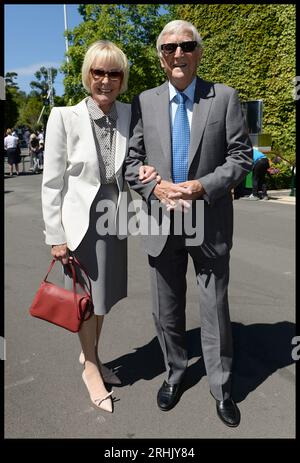 Bild ©lizenziert an Parsons Media. 17.08.2023. London, Vereinigtes Königreich. Sir Michael Parkinson stirbt. Datei Bild aufgenommen Bild 03.07.2014. London, Vereinigtes Königreich. Michael und Mary Parkinson treffen am 10. Tag bei der Wimbledon Tennis Championship ein. Bild von Andrew Parsons / Parsons Media Credit: andrew Parsons/Alamy Live News Stockfoto