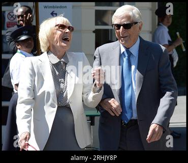 Bild ©lizenziert an Parsons Media. 17.08.2023. London, Vereinigtes Königreich. Sir Michael Parkinson stirbt. Datei Bild aufgenommen Bild 03.07.2014. London, Vereinigtes Königreich. Michael und Mary Parkinson treffen am 10. Tag bei der Wimbledon Tennis Championship ein. Bild von Andrew Parsons / Parsons Media Credit: andrew Parsons/Alamy Live News Stockfoto