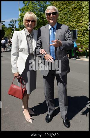 Bild ©lizenziert an Parsons Media. 17.08.2023. London, Vereinigtes Königreich. Sir Michael Parkinson stirbt. Datei Bild aufgenommen Bild 03.07.2014. London, Vereinigtes Königreich. Michael und Mary Parkinson treffen am 10. Tag bei der Wimbledon Tennis Championship ein. Bild von Andrew Parsons / Parsons Media Credit: andrew Parsons/Alamy Live News Stockfoto