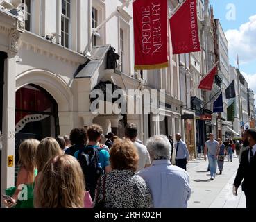 Sotherbys Freddie Mercury Eine Welt seiner eigenen Ausstellung New Bond Street Scene with Shoppers Passing, London, England, Vereinigtes Königreich Stockfoto