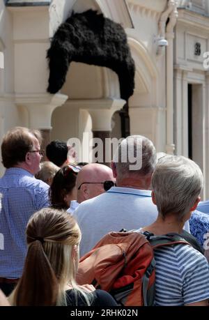 Sotherbys Freddie Mercury Eine Welt seiner eigenen Ausstellung New Bond Street Scene with Shoppers Passing, London, England, Vereinigtes Königreich Stockfoto