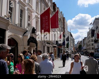 Sotherbys Freddie Mercury Eine Welt seiner eigenen Ausstellung New Bond Street Scene with Shoppers Passing, London, England, Vereinigtes Königreich Stockfoto