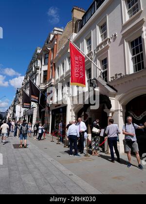 Sotherbys Freddie Mercury Eine Welt seiner eigenen Ausstellung New Bond Street Scene with Shoppers Passing, London, England, Vereinigtes Königreich Stockfoto