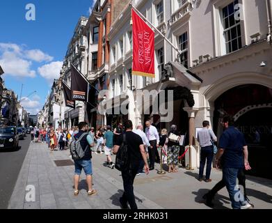 Sotherbys Freddie Mercury Eine Welt seiner eigenen Ausstellung New Bond Street Scene with Shoppers Passing, London, England, Vereinigtes Königreich Stockfoto