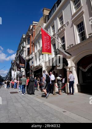 Sotherbys Freddie Mercury Eine Welt seiner eigenen Ausstellung New Bond Street Scene with Shoppers Passing, London, England, Vereinigtes Königreich Stockfoto