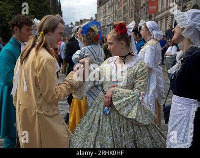 Royal Mile, Edinburgh, Schottland, Großbritannien. 17. August 2023. In dieser zweiten Woche des Edinburgh Festival Fringe war es ein farbenfroher Tag auf der High Street, an dem die verschiedenen Acts ihre Shows und die feurigen Straßenkünstler bewerben. Im Bild: Schauspieler der School for Scndal zeigen einige Szenen, um ihre Show The Spoace @ Niddry St, 14-19 August Credit/Archwhite/Alamy live News zu bewerben. Stockfoto