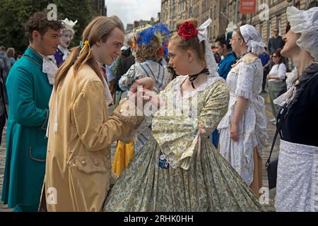 Royal Mile, Edinburgh, Schottland, Großbritannien. 17. August 2023. In dieser zweiten Woche des Edinburgh Festival Fringe war es ein farbenfroher Tag auf der High Street, an dem die verschiedenen Acts ihre Shows und die feurigen Straßenkünstler bewerben. Im Bild: Schauspieler der School for Scndal zeigen einige Szenen, um ihre Show The Spoace @ Niddry St, 14-19 August Credit/Archwhite/Alamy live News zu bewerben. Stockfoto