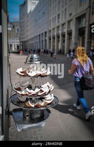 Am Stand werden Kokosnüsse verkauft Stockfoto