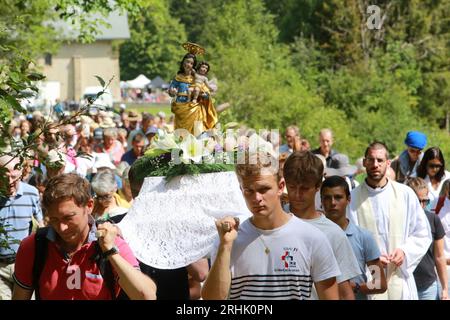 Prozession. Les Contamines-Montjoie. Haute-Savoie. Auvergne-Rhône-Alpes. Frankreich. Europa. Stockfoto