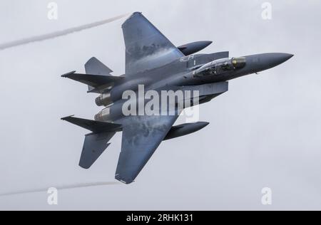 USAFE F-15E Strike Eagle übt Tiefflug im Mach Loop Gebiet in Wales Stockfoto