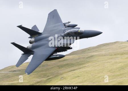 USAFE F-15E Strike Eagle übt Tiefflug im Mach Loop Gebiet in Wales Stockfoto