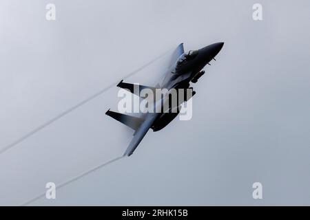 USAFE F-15E Strike Eagle übt Tiefflug im Mach Loop Gebiet in Wales Stockfoto