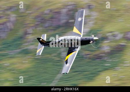 Beechcraft T-6 Texan II übt Tiefflug im Mach Loop Area in Wales, August 2023 Stockfoto