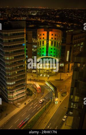 Nachtblick auf das beleuchtete Interchange-Gebäude in Croydon, Greater London, Großbritannien Stockfoto