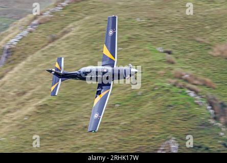 Beechcraft T-6 Texan II übt Tiefflug im Mach Loop Area in Wales, August 2023 Stockfoto