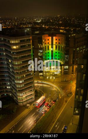 Nachtblick auf das beleuchtete Interchange-Gebäude in Croydon, Greater London, Großbritannien Stockfoto