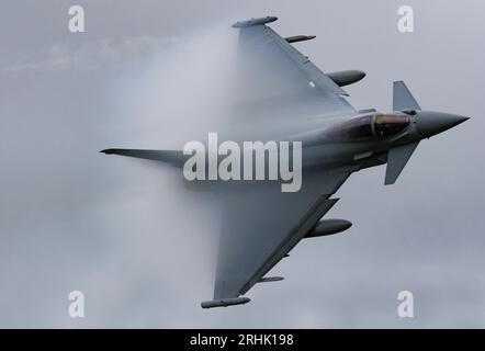 Der RAF-Taifun Eurofighter übt Tiefflug in der Mach Loop Area in Wales Stockfoto