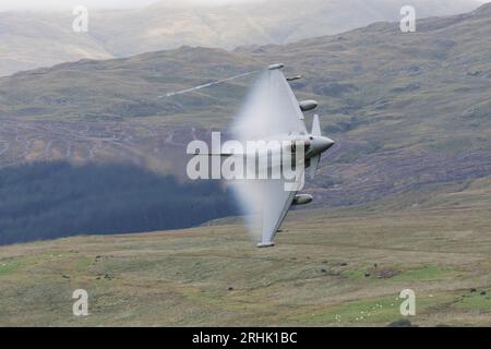 Der RAF-Taifun Eurofighter übt Tiefflug in der Mach Loop Area in Wales Stockfoto