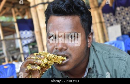 Porträt eines Mannes, der Huhn im Balukhali-Flüchtlingscamp isst. Ungefähr 919.000 Rohingya-Flüchtlinge leben in den Lagern Kutupalong und Nayapara in Cox’s Bazar – die zu einem der größten und am dichtesten besiedelten Lager der Welt geworden sind. Bangladesch. Stockfoto