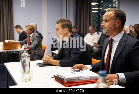 ZEIST - Carel Eiting mit Rechtsanwalt Frans de Weger beim KNVB für den Schiedsfall zwischen FC Volendam und Mittelfeldspieler Carel Eiting. Der Schiedsausschuss des Fußballverbandes muss entscheiden, ob der 25-jährige Fußballspieler den Verein tatsächlich für einen begrenzten Betrag verlassen kann, wie er es selbst möchte. ANP OLAF KRAAK Stockfoto